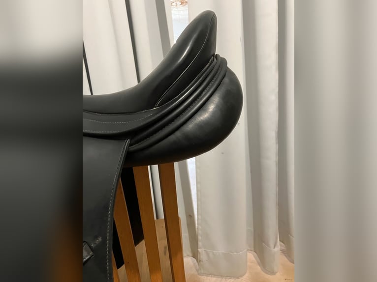 Erreplus Adelinde 18 Zoll Dressursattel Klettpausche