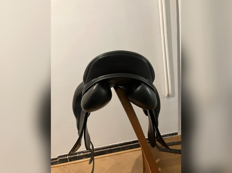 Erreplus Adelinde 18 Zoll Dressursattel Klettpausche