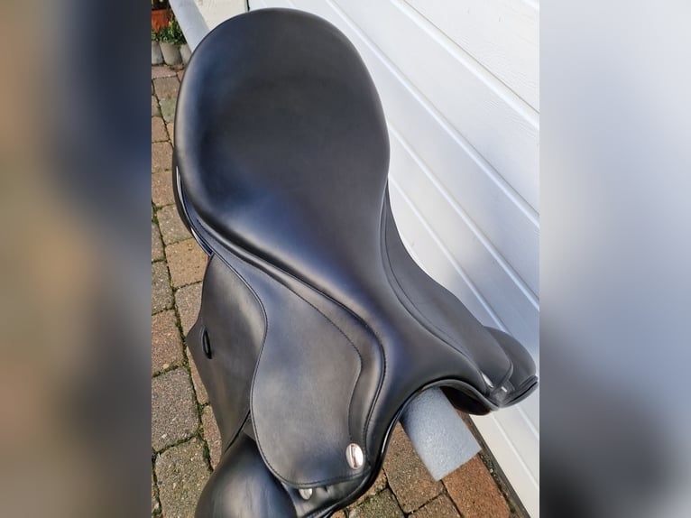 ErrePlus Adelinde Dressursattel 17 Zoll mit Lack, NEUw.