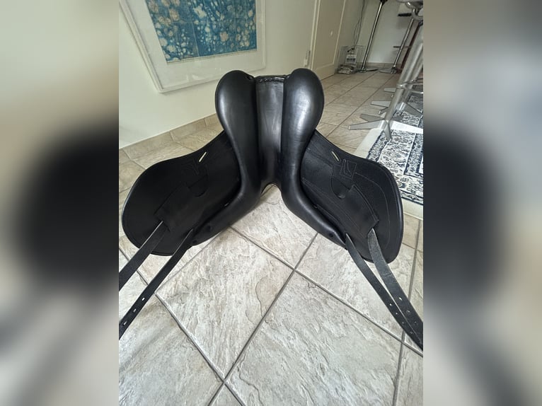Hochwertiger Dressursattel der Marke Childeric 17,5 "