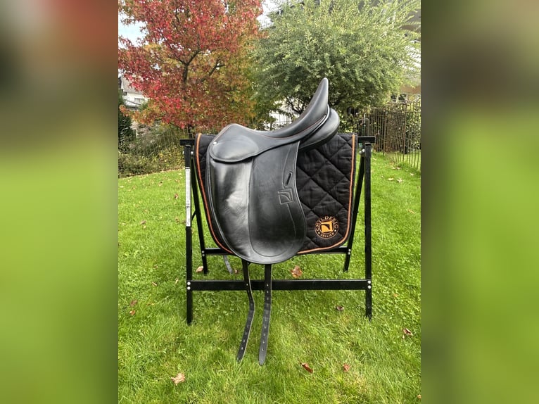 Hochwertiger Dressursattel der Marke Childeric 17,5 "