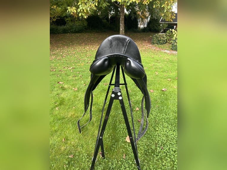 Hochwertiger Dressursattel der Marke Childeric 17,5 "