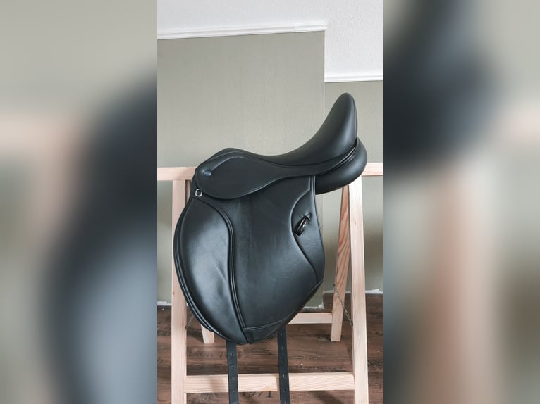 Ikonic light Dressursattel 17,5 Zoll