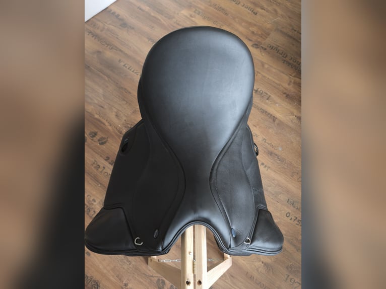 Ikonic light Dressursattel 17,5 Zoll 