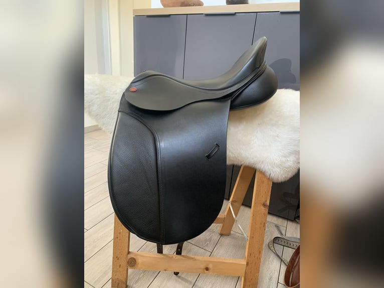 Kent & Masters Dressursattel 17,5 Zoll 