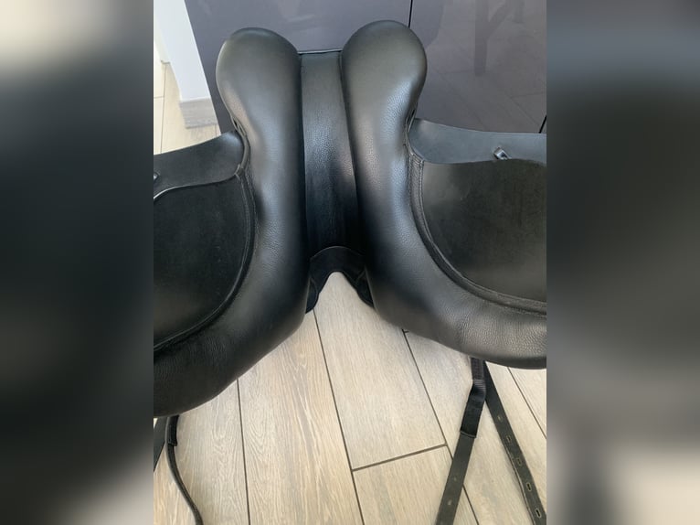 Kent & Masters Dressursattel 17,5 Zoll 