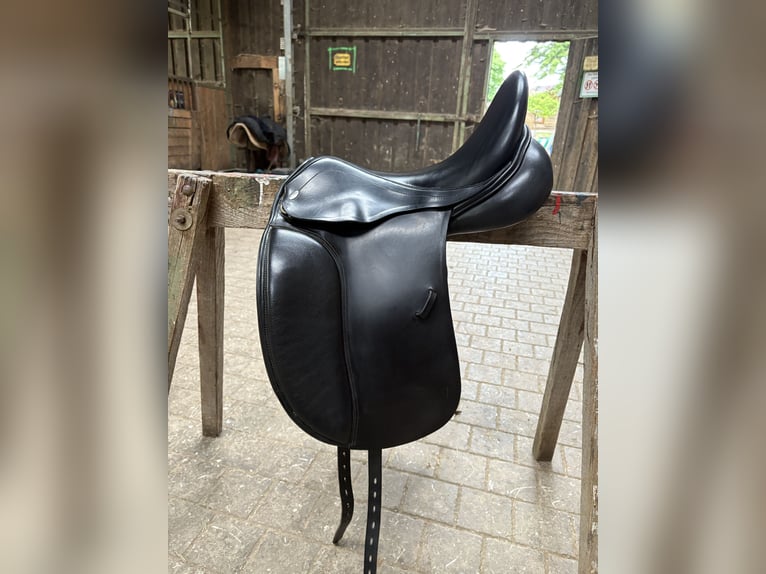 Kentaur Ithaka Dressursattel 17 Zoll – Top Zustand, neues Polster