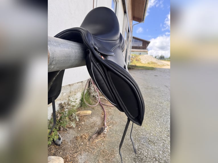 Komplett neuer 3S Dressursattel 17' Modell St Florian