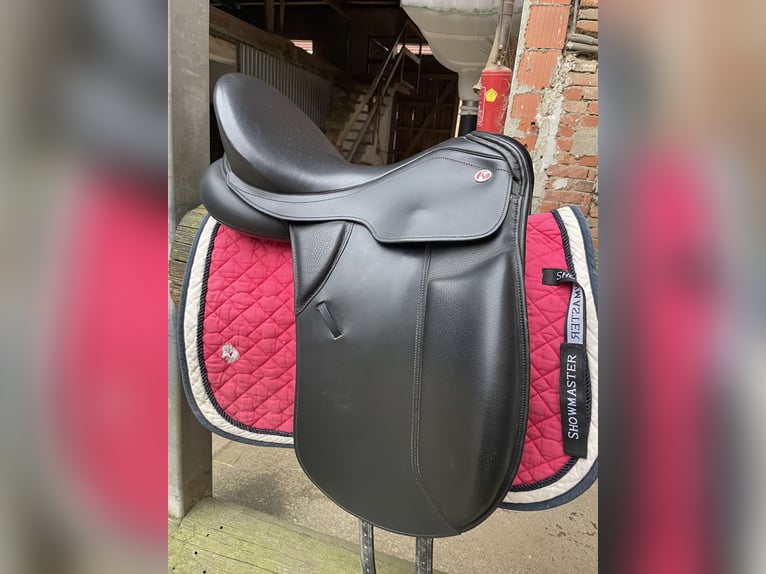 Neuwertigen Dressursattel von Kieffer!
