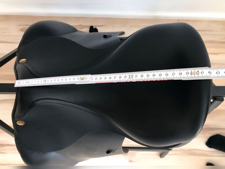 Neuwertiger Cobra Dressursattel 17,5'