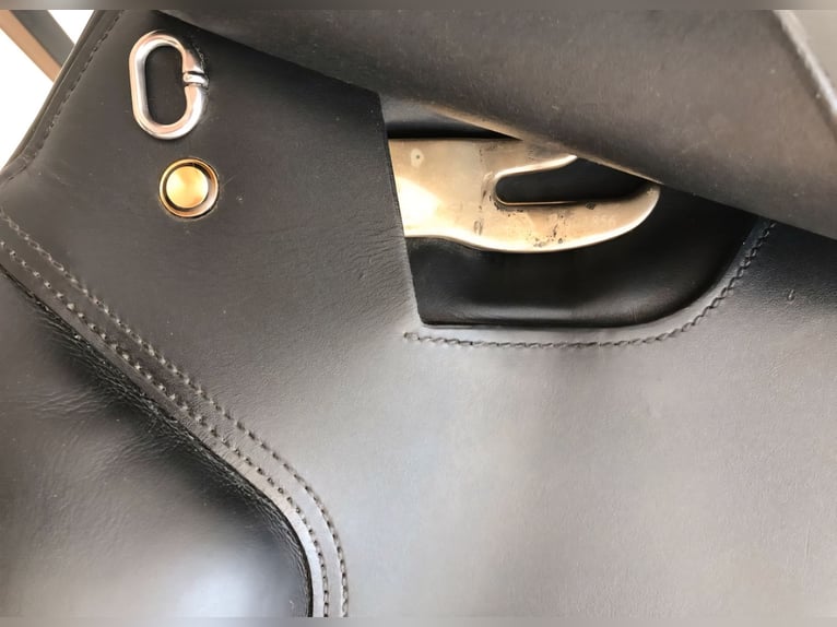 Neuwertiger Cobra Dressursattel 17,5'