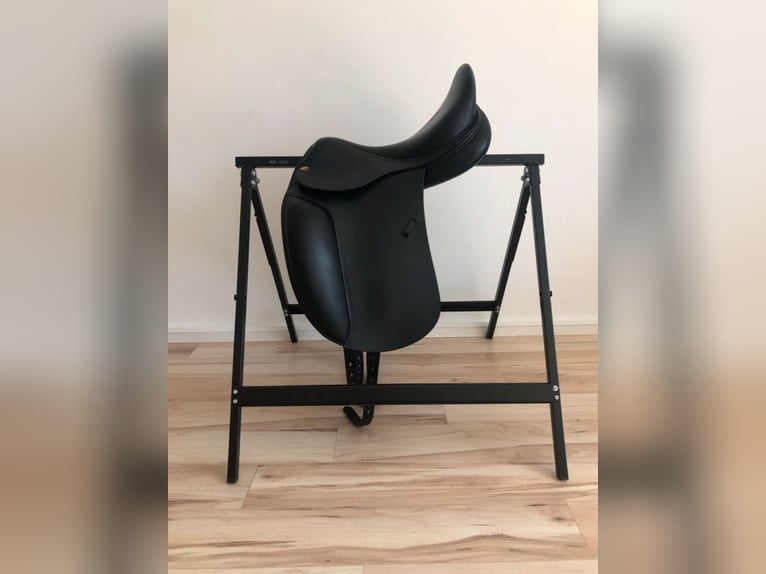 Neuwertiger Cobra Dressursattel 17,5'