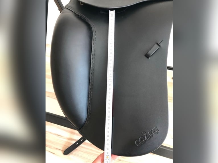 Neuwertiger Cobra Dressursattel 17,5'