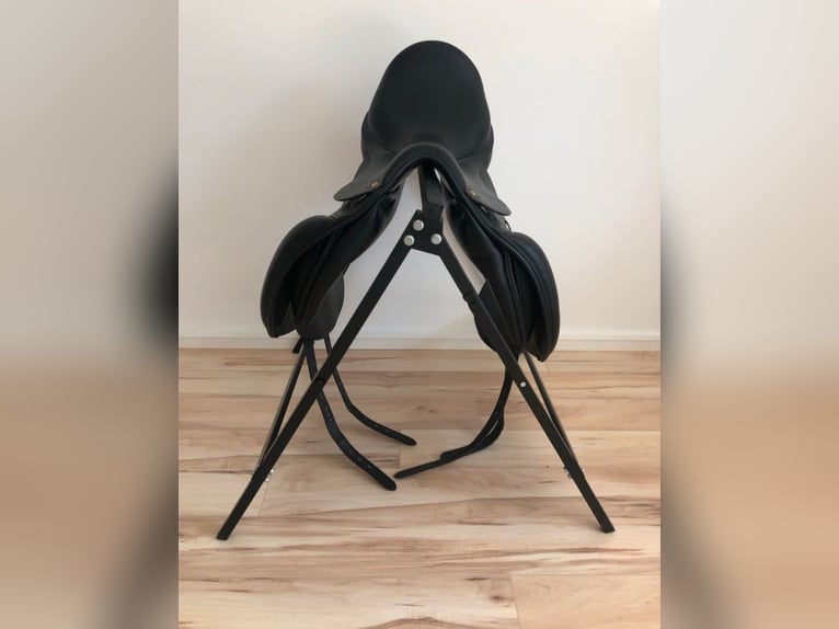 Neuwertiger Cobra Dressursattel 17,5'