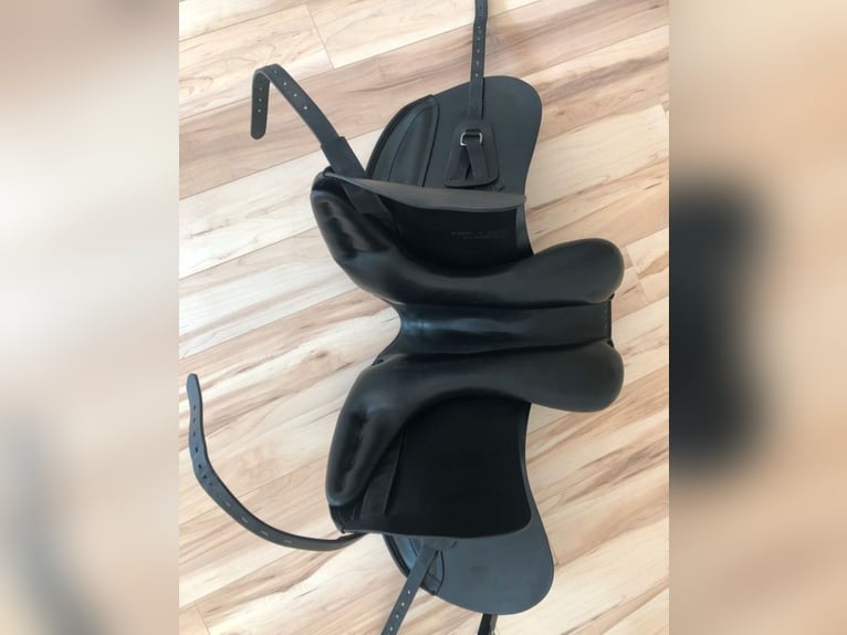 Neuwertiger Cobra Dressursattel 17,5'