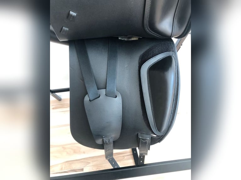 Neuwertiger Cobra Dressursattel 17,5'