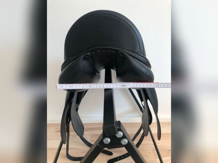 Neuwertiger Cobra Dressursattel 17,5'