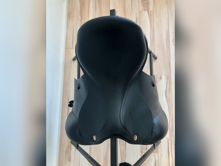 Neuwertiger Cobra Dressursattel 17,5'