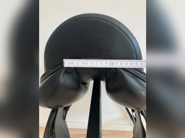 Neuwertiger Cobra Dressursattel 17,5'