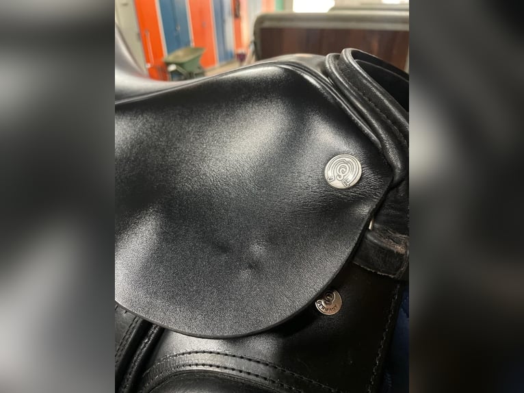 Neuwertiger Dressursattel Otto Schumacher Solution C zu verkaufen!