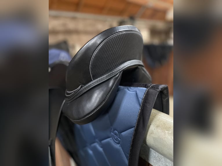 Neuwertiger Dressursattel Otto Schumacher Solution C zu verkaufen!