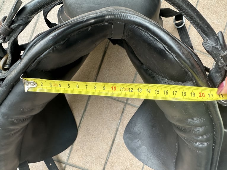 Neuwertiger Massimo Dressur II Sattel mit franzö. Kissen, KW 38 (auf 39 abgeändert), 17,5“ zu verk.