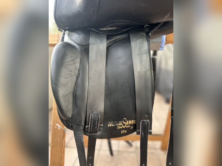 Neuwertiger Massimo Dressur II Sattel mit franzö. Kissen, KW 38 (auf 39 abgeändert), 17,5“ zu verk.