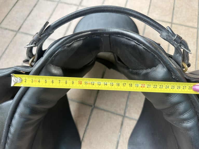 Neuwertiger Massimo Dressur II Sattel mit franzö. Kissen, KW 38 (auf 39 abgeändert), 17,5“ zu verk.