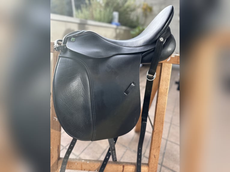 Neuwertiger Massimo Dressur II Sattel mit franzö. Kissen, KW 38 (auf 39 abgeändert), 17,5“ zu verk.