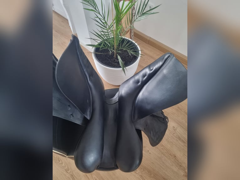 Neuwertiger Prestige Modena 17' Dressursattel mit doubliertem Leder