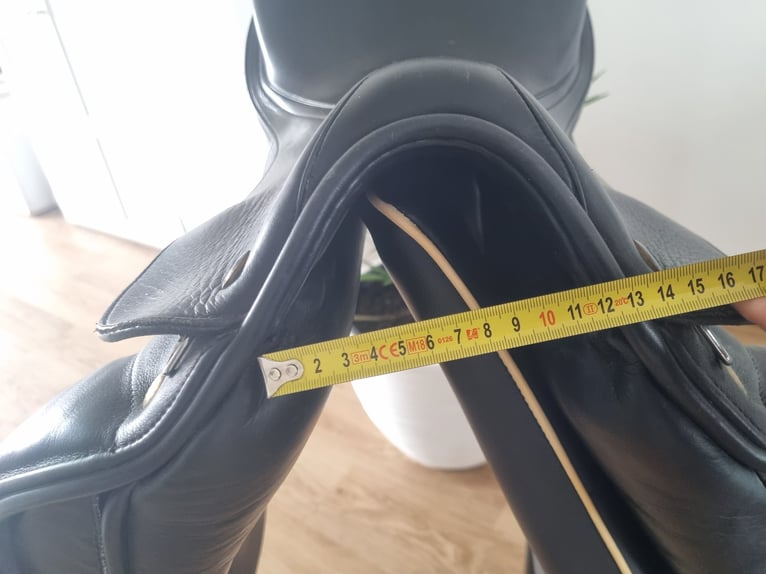 Neuwertiger Prestige Modena 17' Dressursattel mit doubliertem Leder