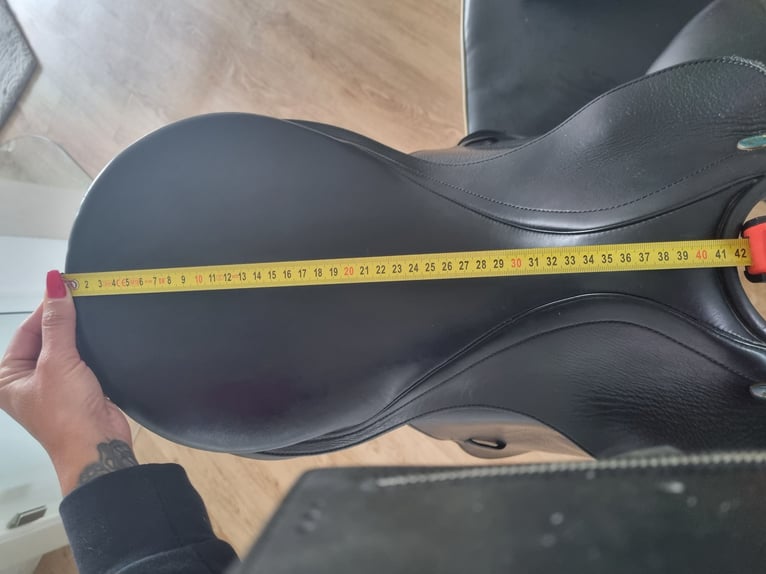 Neuwertiger Prestige Modena 17' Dressursattel mit doubliertem Leder