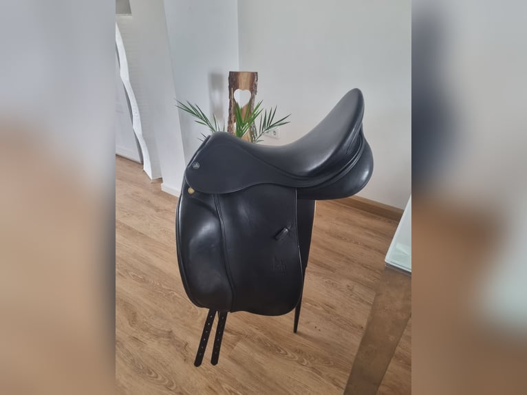 Neuwertiger Prestige Modena 17“(17,5) Dressursattel mit doubliertem Leder