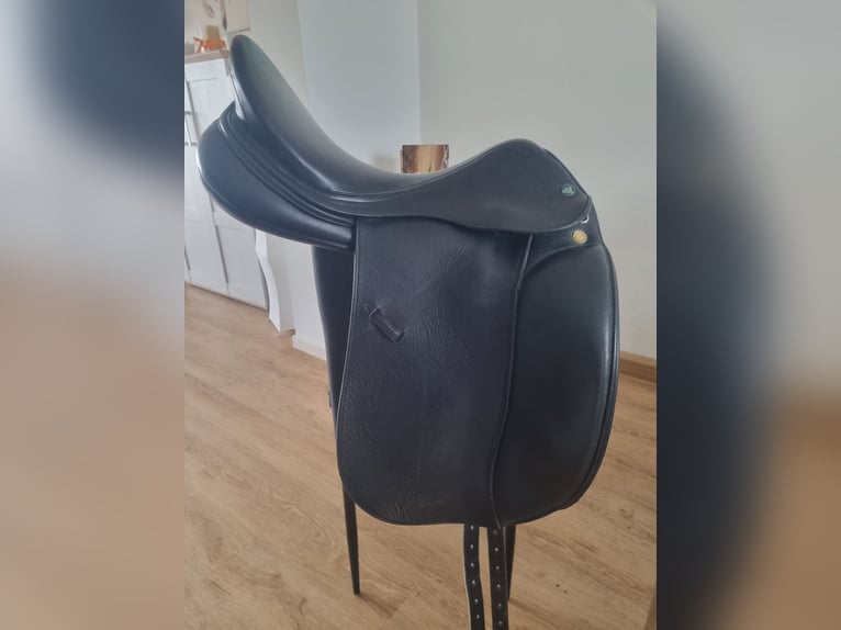 Neuwertiger Prestige Modena 17“(17,5) Dressursattel mit doubliertem Leder