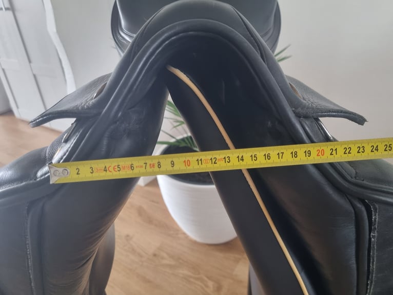Neuwertiger Prestige Modena 17“(17,5) Dressursattel mit doubliertem Leder