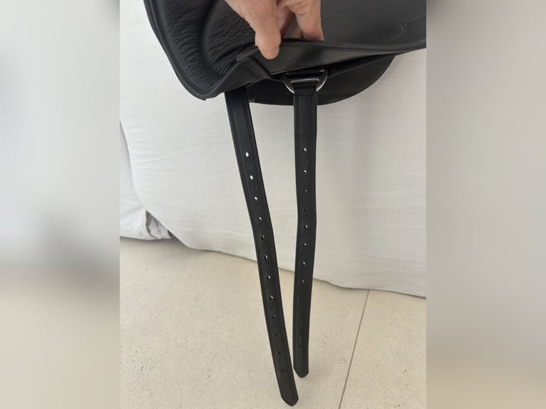 Neuwertiger top Josef Hildmann Dressursattel Grandioso Spezial 17“