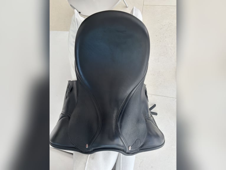 Neuwertiger top Josef Hildmann Dressursattel Grandioso Spezial 17“