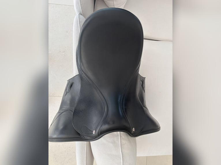 Neuwertiger top Josef Hildmann Dressursattel Grandioso Spezial 17“