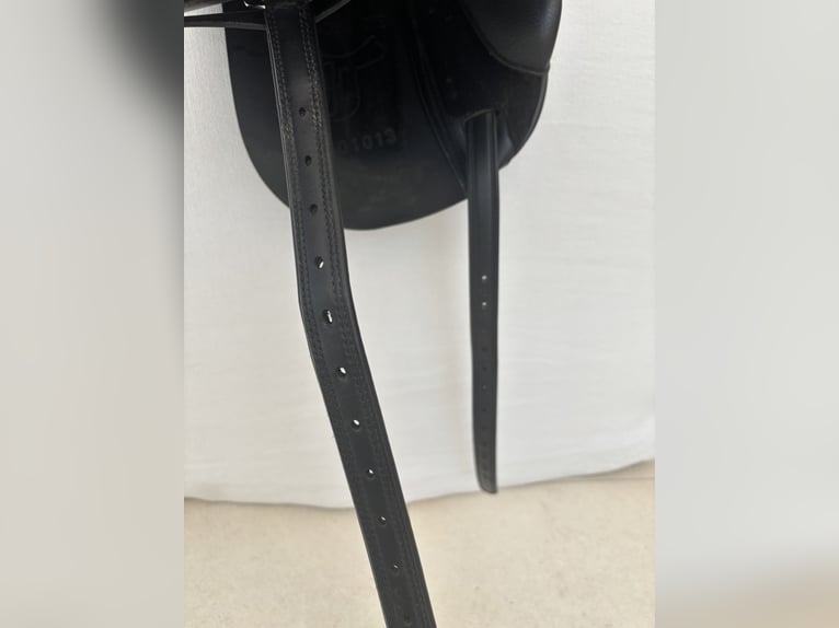 Neuwertiger top Josef Hildmann Dressursattel Grandioso Spezial 17“