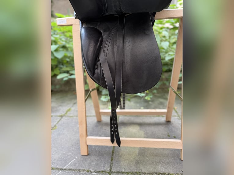 PASSIER GG Extra 16 Zoll schwarz Dressursattel mit Kopfeisen für mehr Widerristfreiheit
