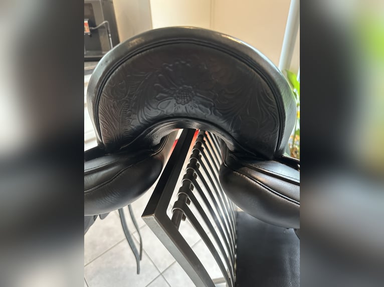 Sommer Salvadore sucht neuen Lieblingsrücken Sommer Salvadore sucht neuen Lieblingsrücken