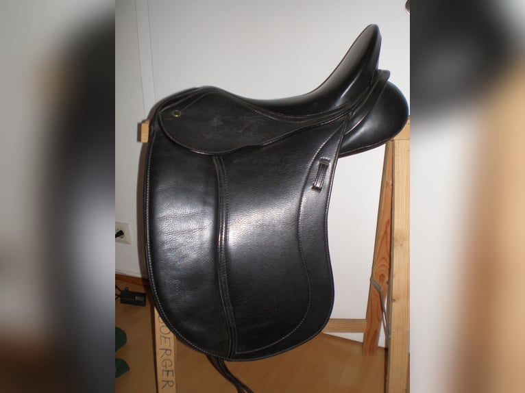 VB: TOMAX Dressursattel 17“, schwarz – in einem äußerst guten Zustand (neuwertig)