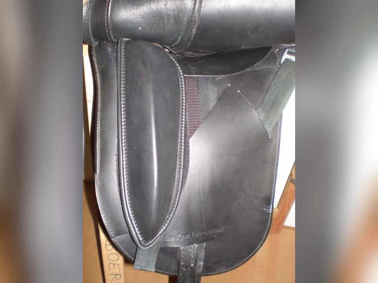 VB: TOMAX Dressursattel 17“, schwarz – in einem äußerst guten Zustand (neuwertig)