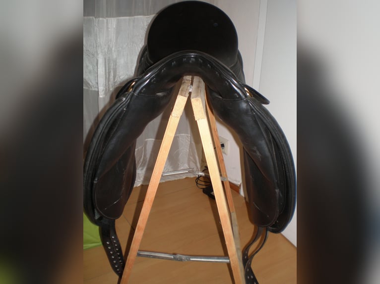 VB: TOMAX Dressursattel 17“, schwarz – in einem äußerst guten Zustand (neuwertig)