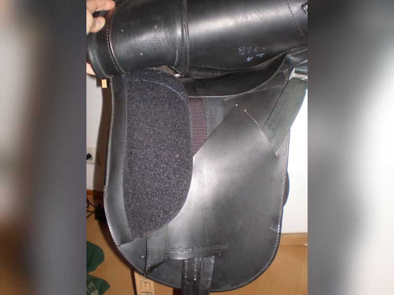 VB: TOMAX Dressursattel 17“, schwarz – in einem äußerst guten Zustand (neuwertig)