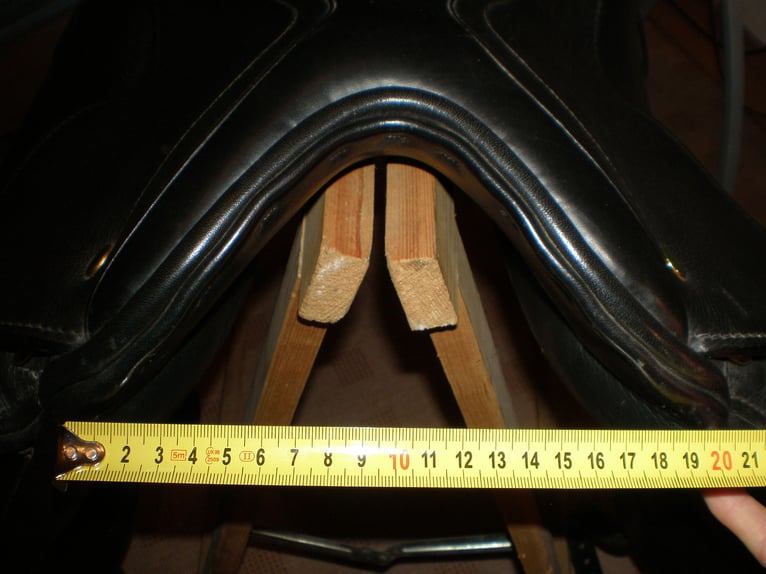 VB: TOMAX Dressursattel 17“, schwarz – in einem äußerst guten Zustand (neuwertig)