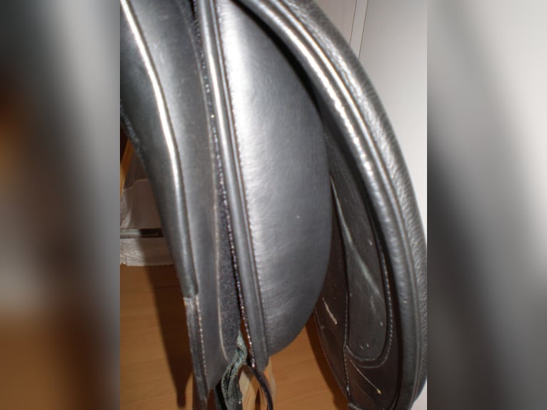VB: TOMAX Dressursattel 17“, schwarz – in einem äußerst guten Zustand (neuwertig)