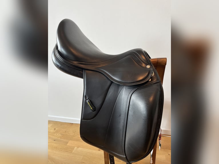 Wunderschöner Amerigo Vega Dressursattel 17 ''