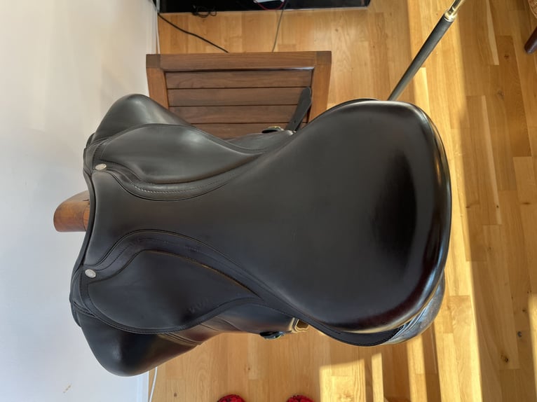 Wunderschöner Amerigo Vega Dressursattel 17 ''