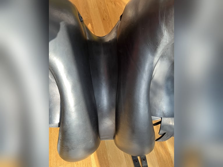 Wunderschöner Amerigo Vega Dressursattel 17 ''